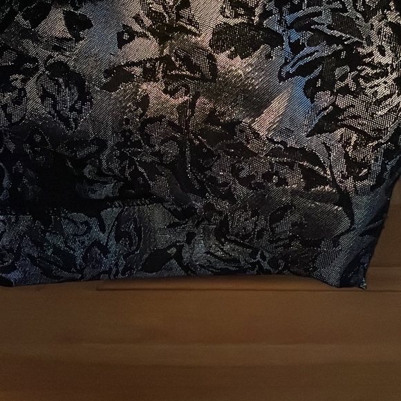 Floral Metallic Silver and Black Zip back mini skirt - Picture 5 of 5